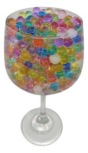 Las bolas de gel para piscinas crecen en el agua de Orbis Orbeez