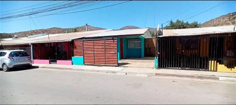 Casa En Venta De 2 Dorm. En Nogales