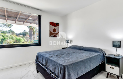 Casa En Venta A 50 Metros De La Playa. Piriápolis - Punta Colorada. Piscina 3 Dormitorios, 3 Baños