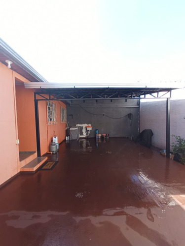 2 Casas No Mesmo Patio Com Muros Altos Separando