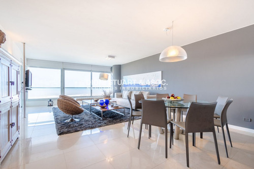 Moderno Apartamento Sobre Playa Brava En Torre Le Parc, Cuenta Con Dos Dormitorios Más Dependencia De Servicio. Punta Del Este