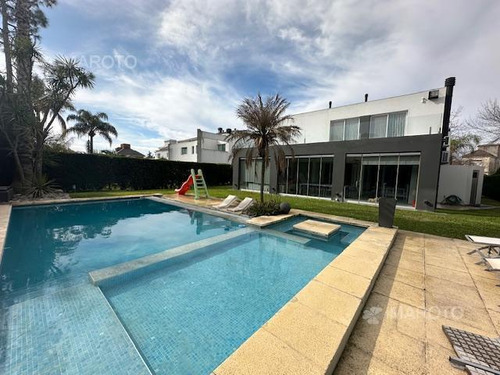 Casa En Venta En Barrio Privado Septiembre