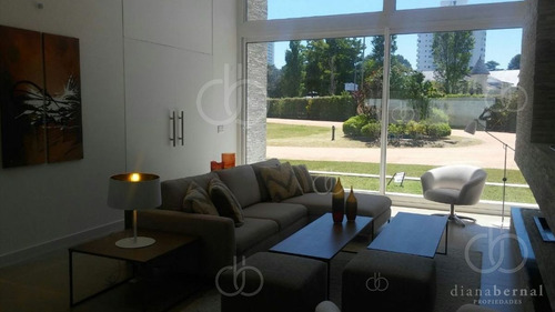 Imagen 3 de 26 de Casa En Mansa,barrio Privado, Punta Del Este, 4 Dormitorios Y Piscina Climatizada.