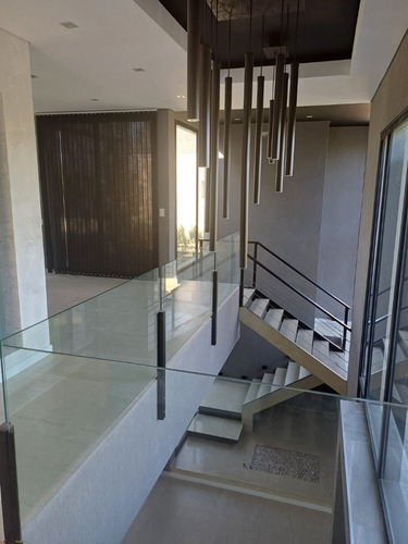 Moderna Casa A Estrenar De 310 M2 En San Eliseo Golf Sobre Lote Con Fantástica Vista Al Golf De 1250 M2