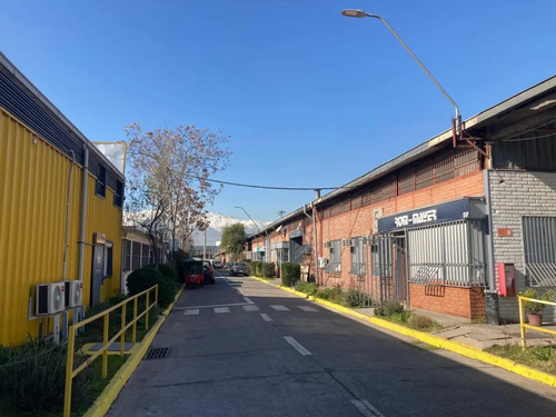 Bodega + Oficinas, 200,70 M2 En Condominio Costanera Norte
