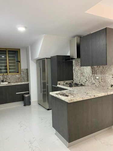 Apartamento Amueblado De Dos Niveles | 2 Habitaciones | 2.5 Baños | 2 Parqueos | Piscina | Gimnasio