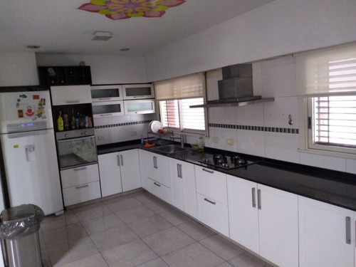 Casa En Venta 8 Ambientes En Ramos Mejia Con Pileta