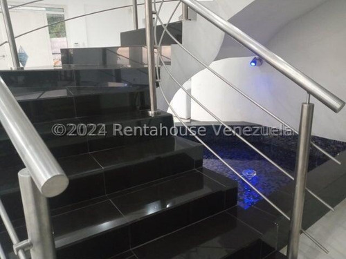 Hermosa Casa Con Estilo Moderno, De Dos Niveles, Cuenta Con Hall De Entrada, Sala De Estar, Tres Dormitorios Con Baños Y Vestier , Una Habitación Solo Con Baños, Un Medio Baños, Family Room