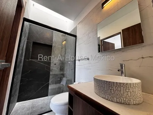 El Nuevo Refugio. Casa De 4 Recámaras Con 1 En Planta Baja - Renta
