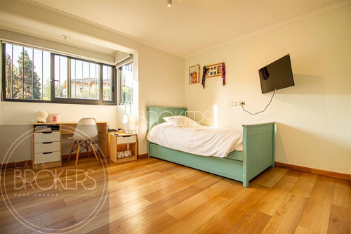 Casa En Venta De 4 Dorm. En Lo Barnechea
