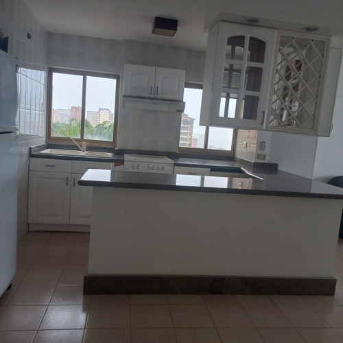 Imagen 12 de 20 de Apartamento En Playa Grande Con Inmejorable Ubicación. Vista Al Club Playa Grande Y Marina Grande. Luminoso,piso Medio. Edificio Bien Conservado.buen Condominio.