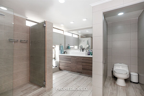 Casa En Arriendo De 5 Dorm. En Las Condes