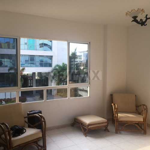 Imagen 4 de 10 de En Venta Amplio Apartamento En Residencias Riazor En Lecheria
