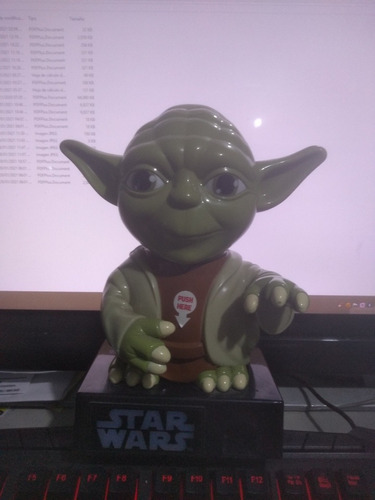 Star Wars Yoda Dispensador De Dulces Luz Y Sonido