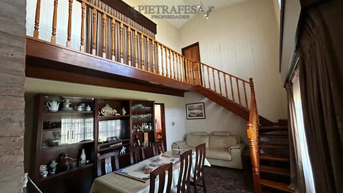Casa En Venta Con Piscina, 3 Dorm, 4 Baños, Garaje-colón