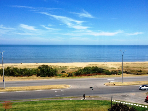 Apartamento En Punta Del Este , Mansa- Ref: 10827