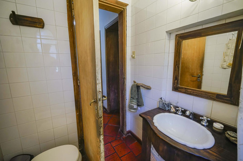 Disfruta De Una Casa Con Jardin, Quincho Y Garage - 5 Ambientes!