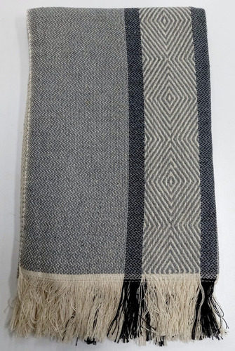 Imagen 3 de 5 de Poncho Artesanal Rombos Gris