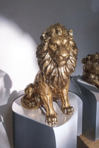 Escultura Leon En Resina Simil Marmolado. 25cm De Altura. Dorado Oscuro