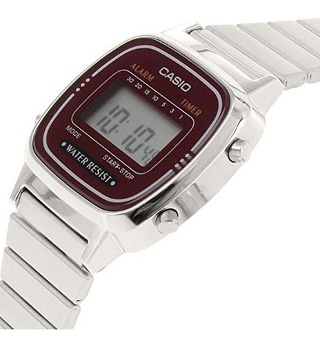 Imagen 6 de 9 de Reloj de pulsera Casio Youth LA670 de cuerpo color plateado, digital, para mujer, fondo bordó, con correa de acero inoxidable color plateado, dial negro, minutero/segundero negro, bisel color plateado y hebilla de gancho
