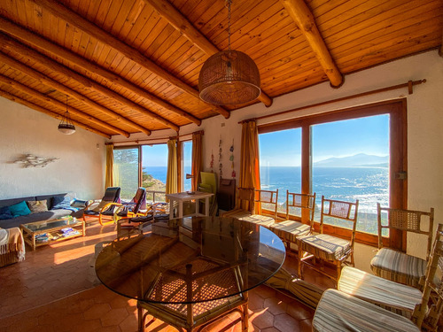 Casa En Altura Con Vista Panorámica A Playa Caleta