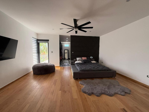 Casa De Lujo En Venta Con Amplio Terreno En Privada Blue Cedar, Kikteil.