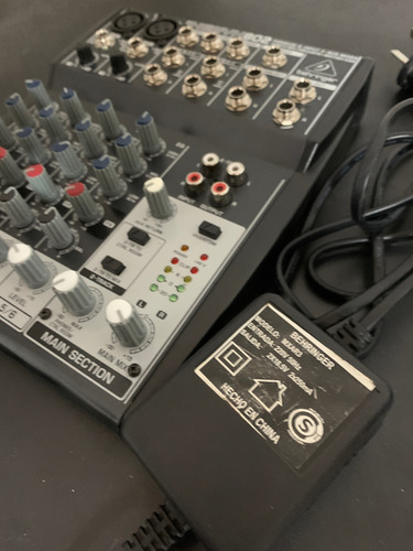 Consola Behringer Xenyx 802 - 4 Canales 2 Mono/2 Estéreo (Usado)
