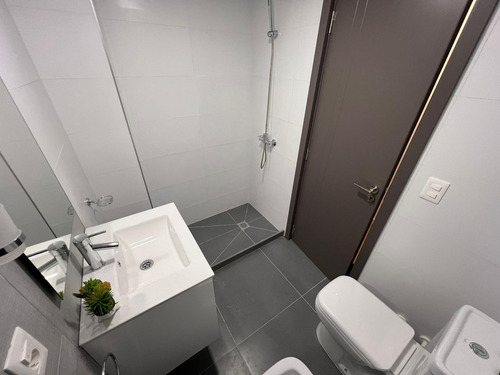 Venta Apartamento Al Frente De 2 Dormitorios Y Balcón En Centro