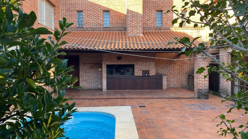 Vendo En Colon Casa Con Piscina , Barbacoa De 3 Dorm. Y Gar