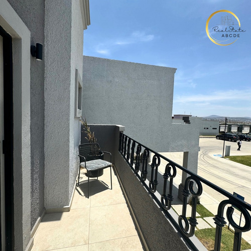 Casa Residencial Con Estilo Minimalista Y Terraza