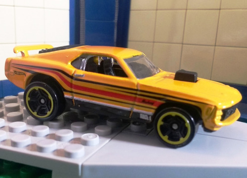 Priviet Muscles Ford Mustang Mach I Amarillo Hot Wheels Hw