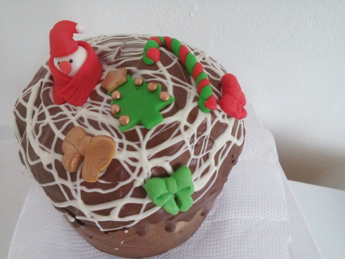 Imagem 5 de 10 de Panetone Ou Chocottone Trufado E Decorado 500g