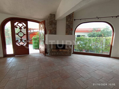 Casa Tipo Colonial Con 3 Recamaras Y Amplio Jardín