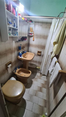 En Venta En El Palomar, En Planta Baja Hermosa Propiedad De 4 Ambientes Con 2 Baños, Living Comedor; Cocina Comedor; Tres Dormitorios Garage Y Fondo. F: 8498
