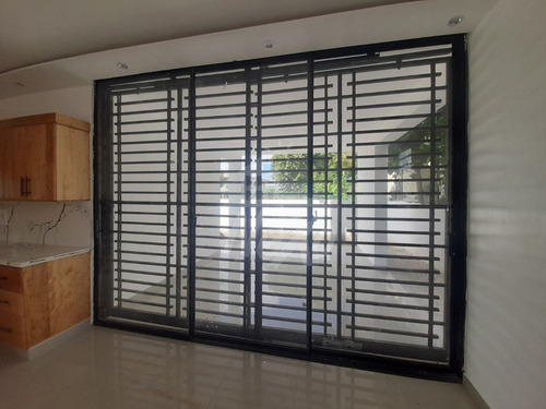 Interesante Casa Moderna Y Amplia En Venta Residencial Cerrado, Santiago Hfc-219