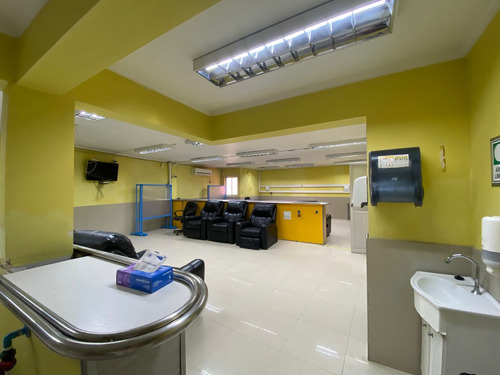 Amplio Sitio Esquina Gran Construcción Adaptable Negocio