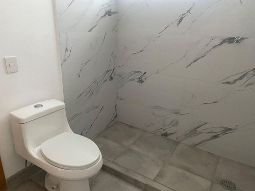 Casa En Venta A Pie De Calle En Residencial El Refugio, Querétaro
