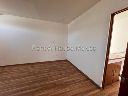 Zibatá. Venta - Casa En Esquina Con Estudio Y 3 Recámaras