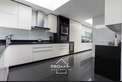 Casa En Venta De 7 Dorm. En La Reina
