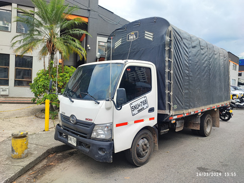 Hino 300 Estaca Publico