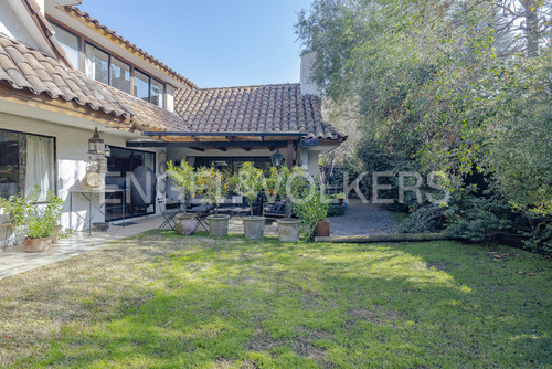 Casa Con Amplio Jardín En La Dehesa Central