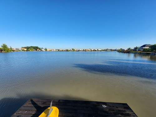 Casa En Venta Con Fondo A La Laguna En Canning