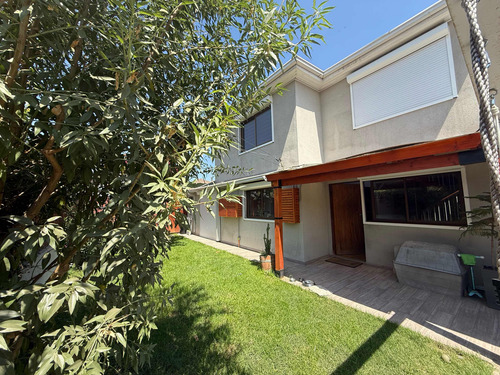 Casa En Condominio De 3 Dormitorio Y 3 Baños Más Servicio.