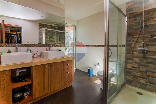 Casa En Venta De 4 Dorm. En Las Condes