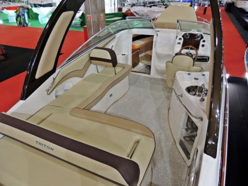 Lancha Triton 250 Cabinada