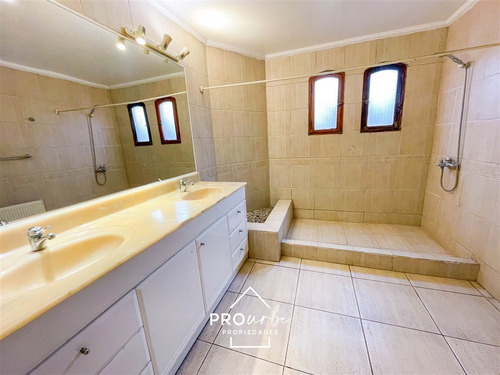 Casa En Venta De 5 Dorm. En Las Condes