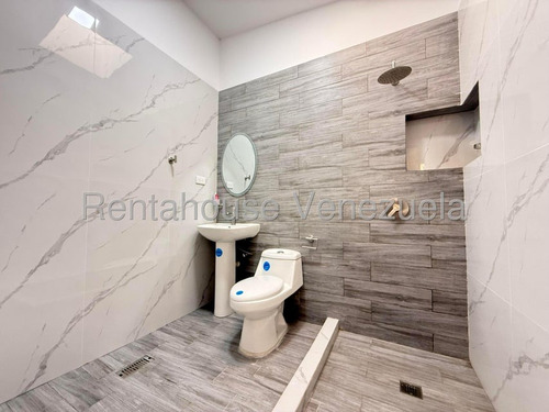 Hermosa Casa Quinta De 2 Niveles En Venta Ubicada En Alto Prados Del Este 25-17674
