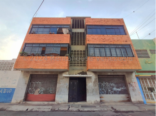 Edificio Con Locales, En Venta En Centro De Barquisimeto, Lara M C %% R E F  24-20947