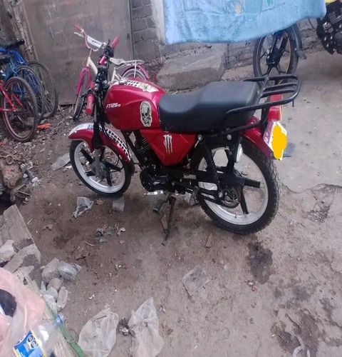 Es Negra Con Rojo Y Blanco Prende De Botón Y De Cran