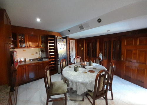 Imagen 8 de 23 de Chalet 7 Amb En 3 Plantas S/lote De 258m2. Impecable Estado.